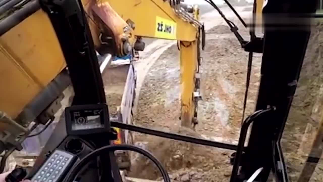 挖机老司机的日常，从cat365b挖掘机工作视频里挖出的干活门道